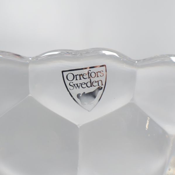 Närbild på Orrefors Sweden etikett på skål