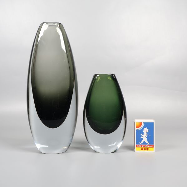 Två glasvaser bredvid tändsticksask för jämförelse