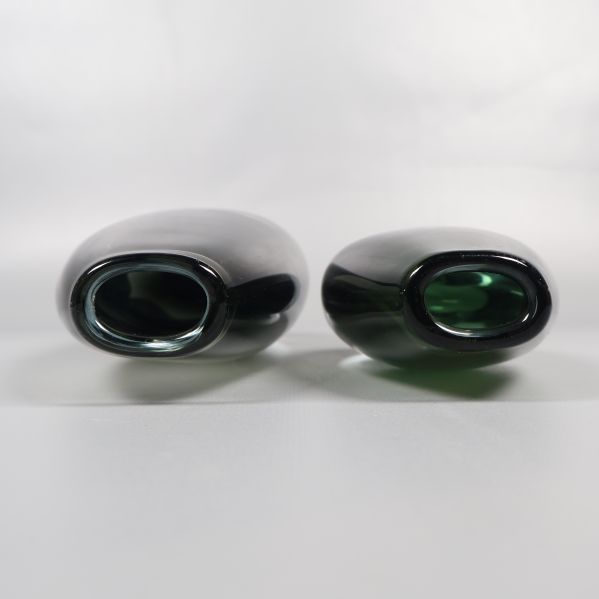 Öppningar upptill på två ovala glasvaser i detalj