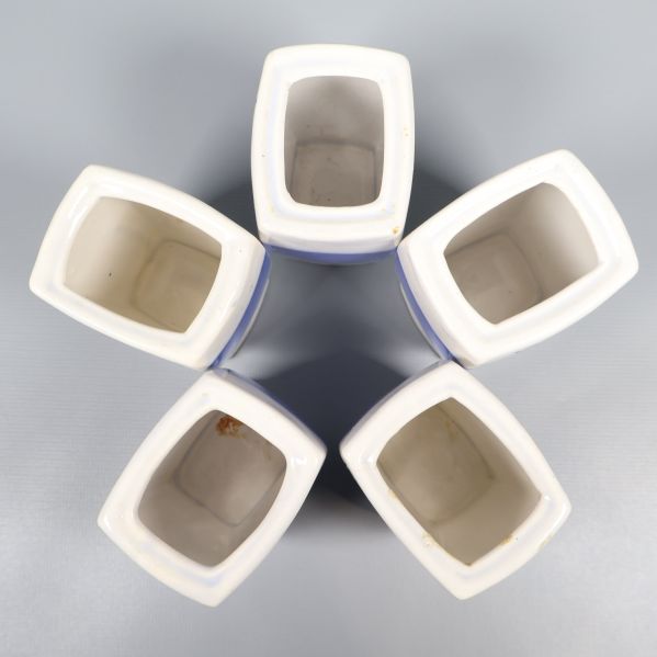 Insidan av fem tomma kryddburkar uppifrån