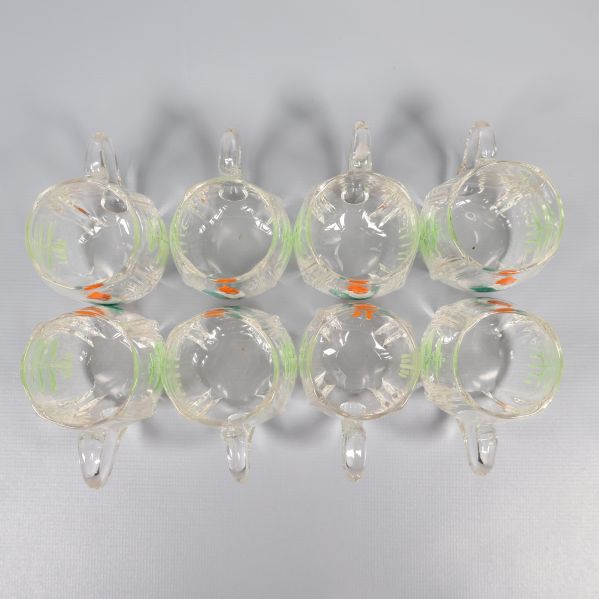 Åtta glöggkoppar ses uppifrån, visar innanmätet och mönster