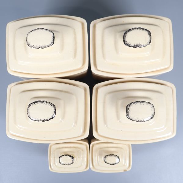 Burkarnas lock sedda ovanifrån med svartmålad dekor runt knoppen