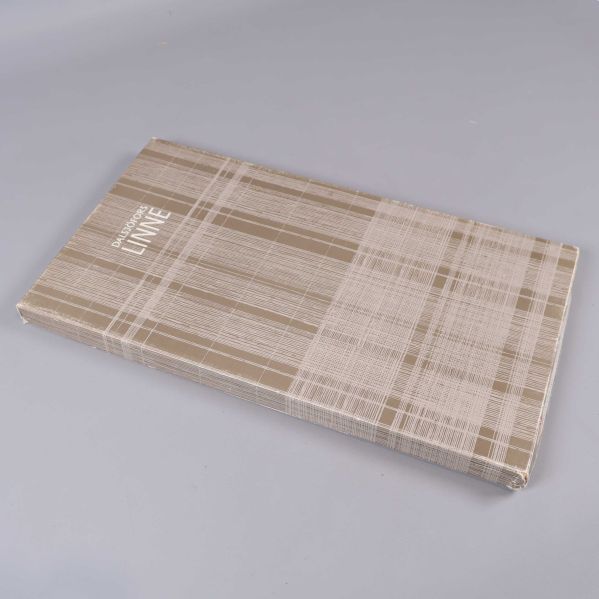 Sidovy av rutmönstrad kartong