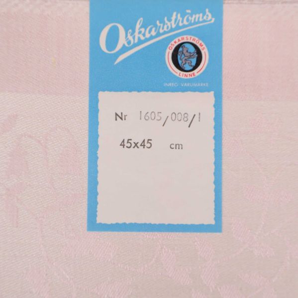 Närbild på etiketten med mått 45x45 cm