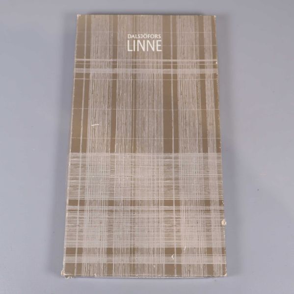 Stängd kartong med texten Dalsjöfors Linne