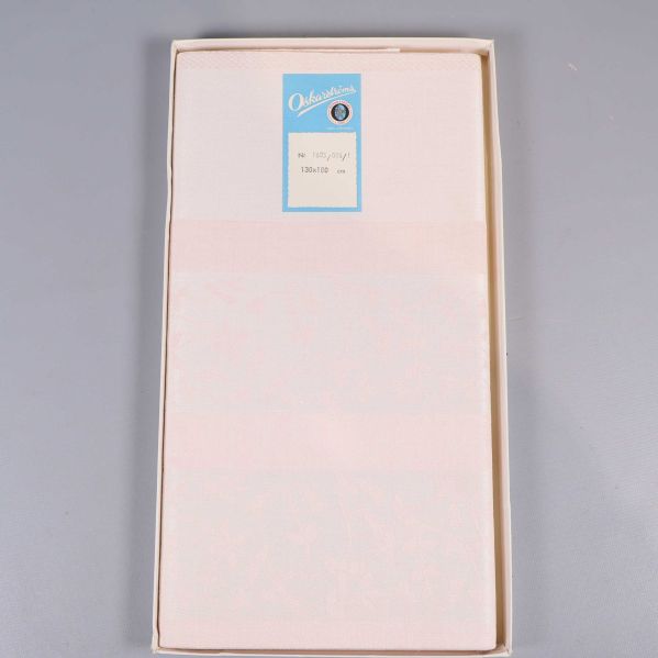 Vikt duk med etikett i öppen kartong