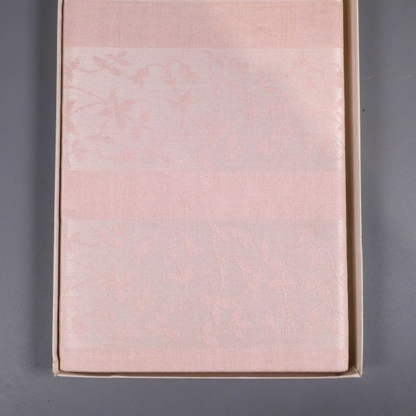 Vikt ljus duk med diskret mönster i kartongen