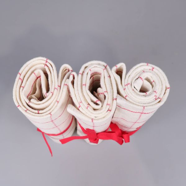 Tre upprullade handdukar fotograferade ovanifrån