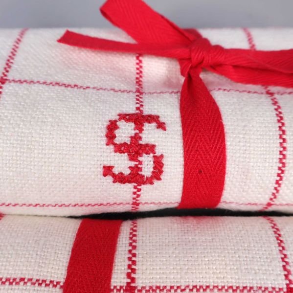 Närbild på röd brodyr och rutmönster