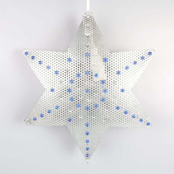Stjärnformad lampa i perforerad plåt och blå detaljer