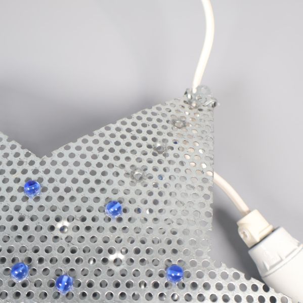 Närbild på några av pärlorna som saknas