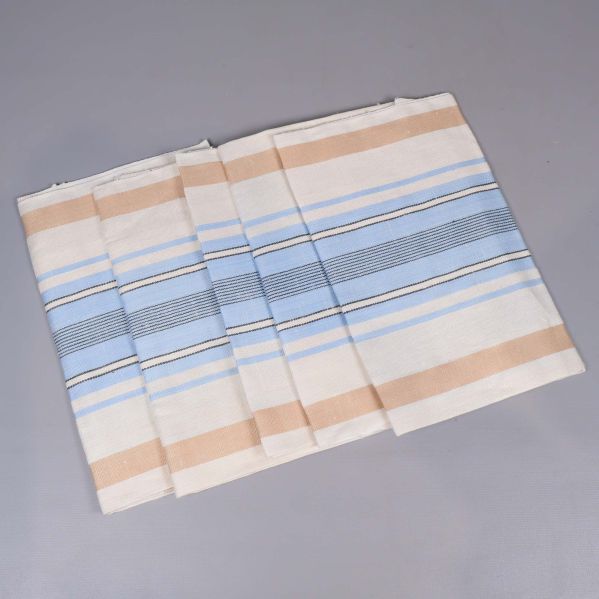 Fyra vikta randiga handdukar på grå bakgrund