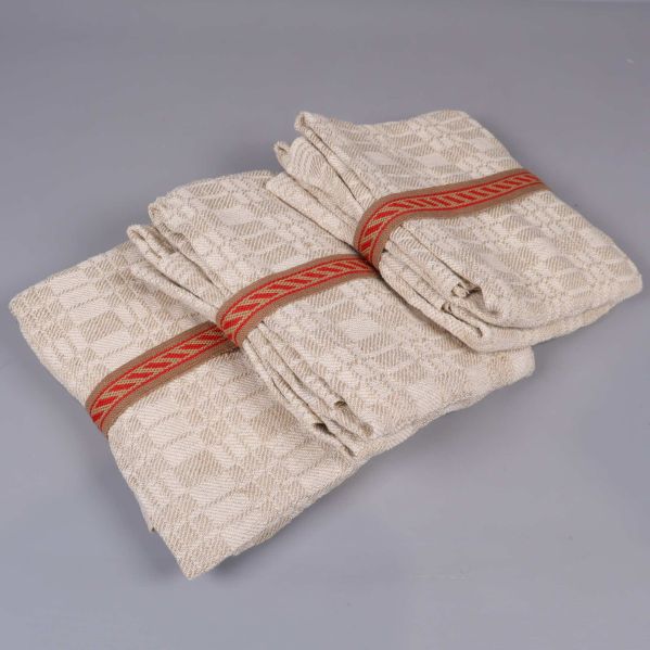 Vikta linnéhanddukar med beige rutmönster och röd bård