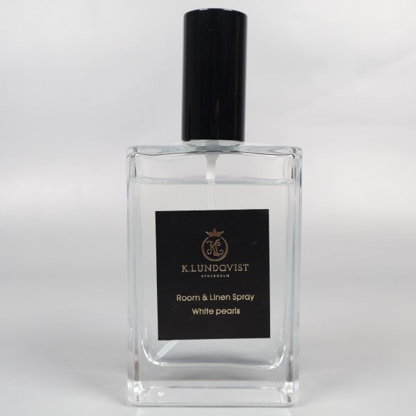 Rumsspray med svart etikett mot vit bakgrund