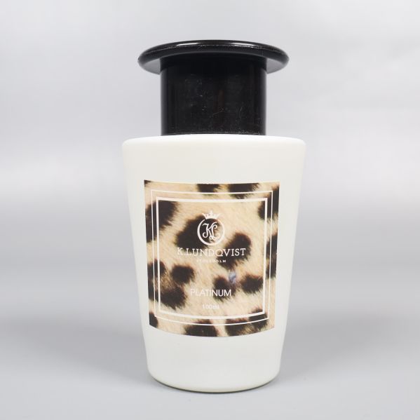 Vit diffuserflaska med leopardmönstrad etikett och svart lock