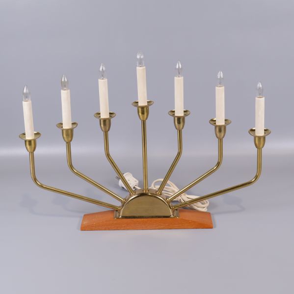 Elektrisk ljusstake med sju mässingsarmar på träfot