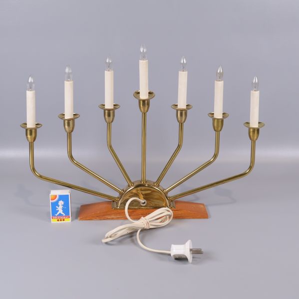 Baksida av elektrisk ljusstake med tändstickask för storleksjämförelse