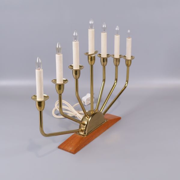 Sned vy på elektrisk ljusstake med mässingsarmar