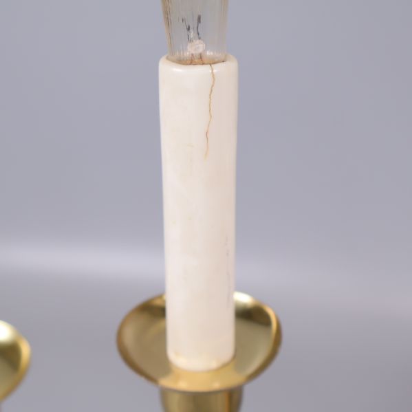 Närbild på vit ljushållare med spricka