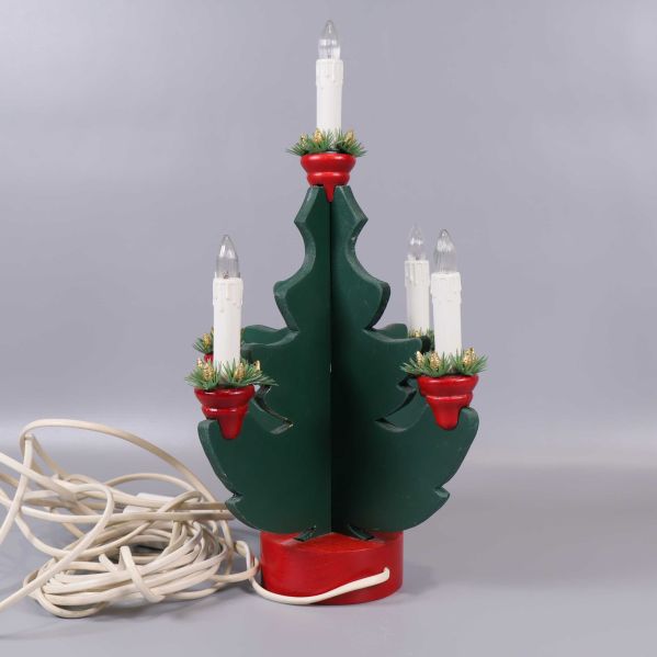 Närbild av adventsljusstake i granform med dekoration