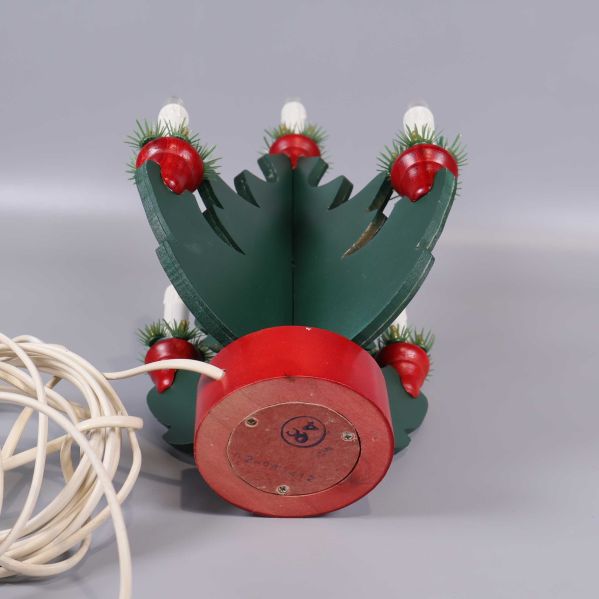 Basen av adventsljusstaken med rund röd fot