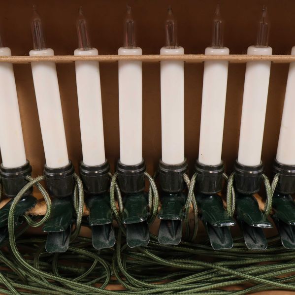 Flera vita elektriska ljus med gröna klämmor och sladdar