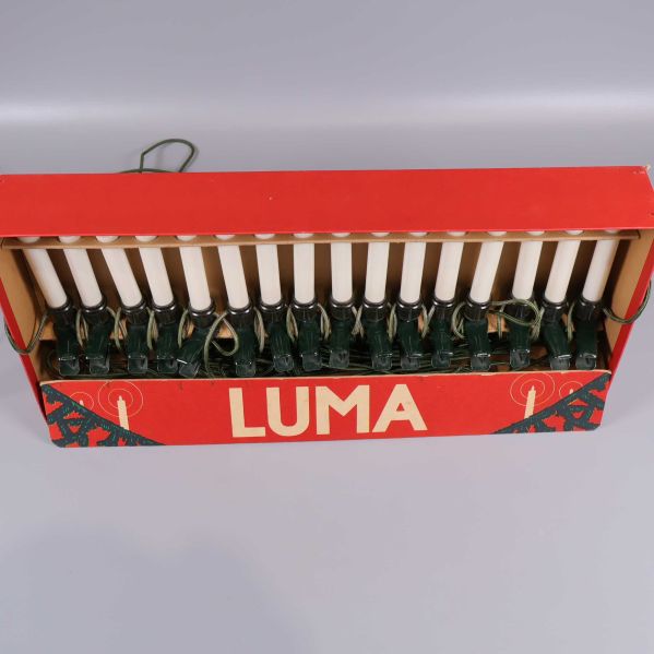 Luma julgransbelysning upplagd i röd kartongask