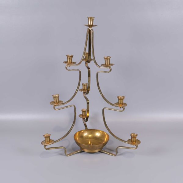 Tioarmad kandelaber i mässing på ljus bakgrund