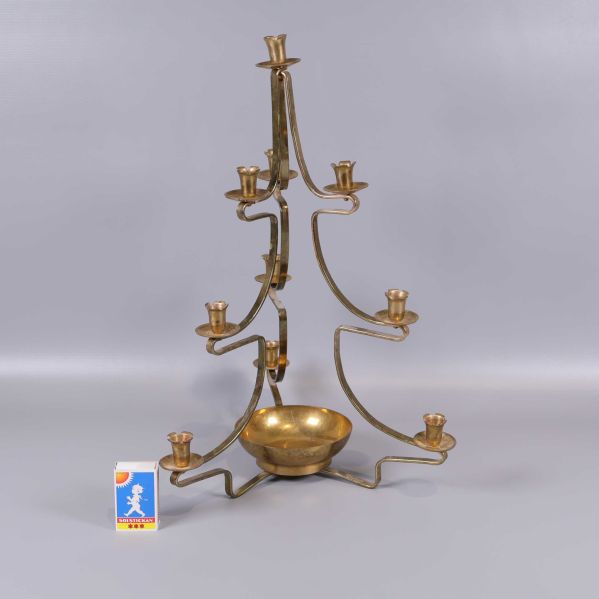 Kandelaber av mässing bredvid tändsticksask