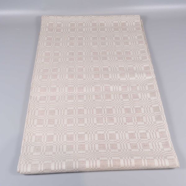 Vikbar duk med diskret rutmönster utlagd