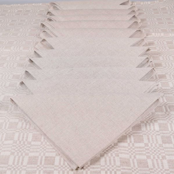 Vikta servetter liggande på mönstrad duk