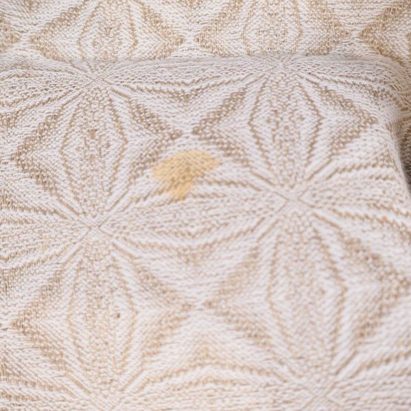 Närbild på duk med tydlig fläck i mönstret