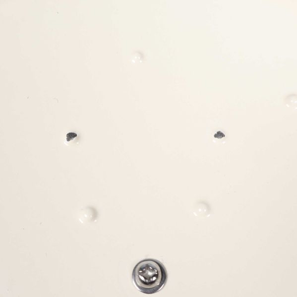 Närbild av lockets insida med små skador