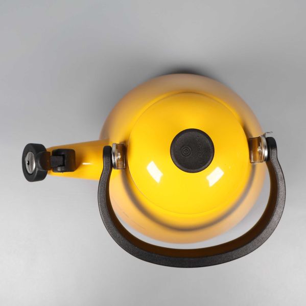 Toppvy på vattenkittel med stort svart handtag och lock