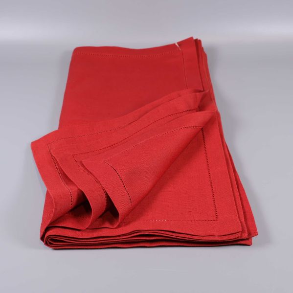 Hopvikta röda tygservetter staplade på varandra