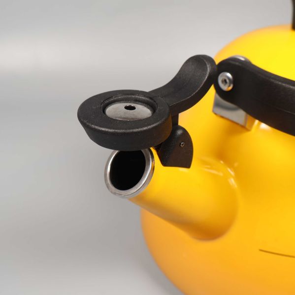 Närbild på pip med öppen vissla och metallkant