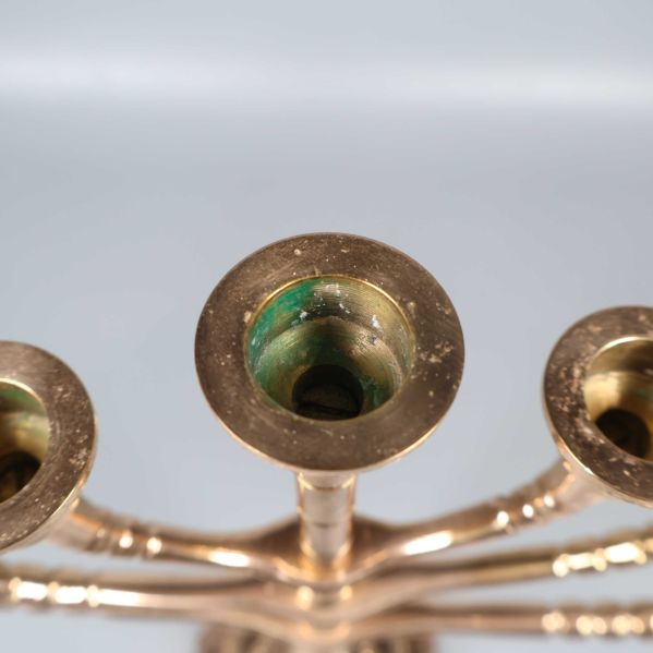 Närbild på en av ljusstakens hållare