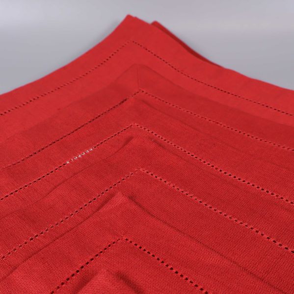 Hörn av röda servetter i staplad uppställning