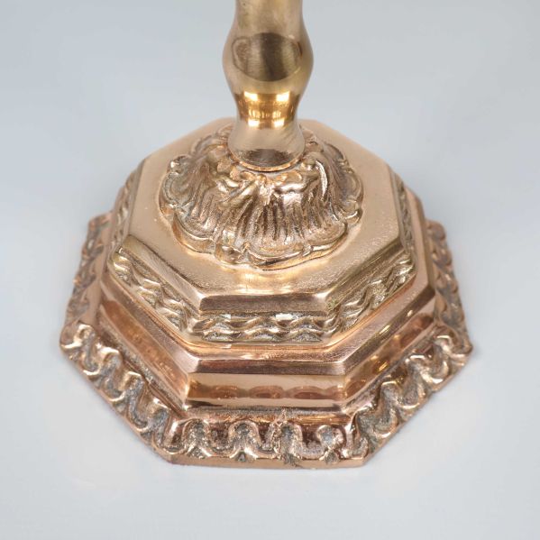 Närbild på ljusstakens dekorerade fot med mönster