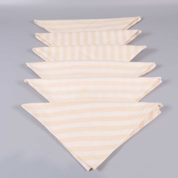 Sex vikta servetter med beigea och vita ränder