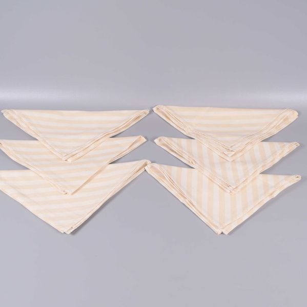 Två högar med vardera tre vikta randiga servetter