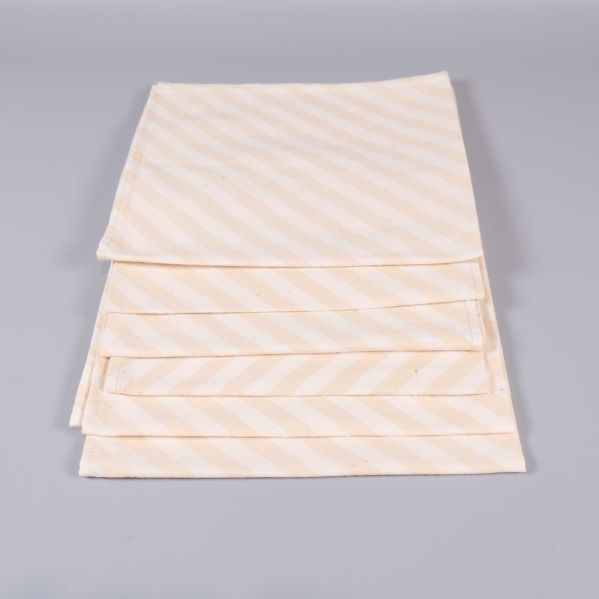 Fem servetter vikta till rektanglar med randigt mönster