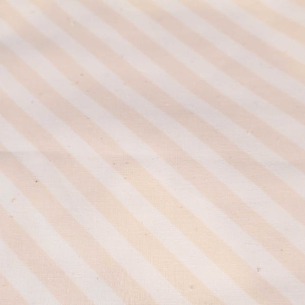 Närbild av tyg med beigevita ränder