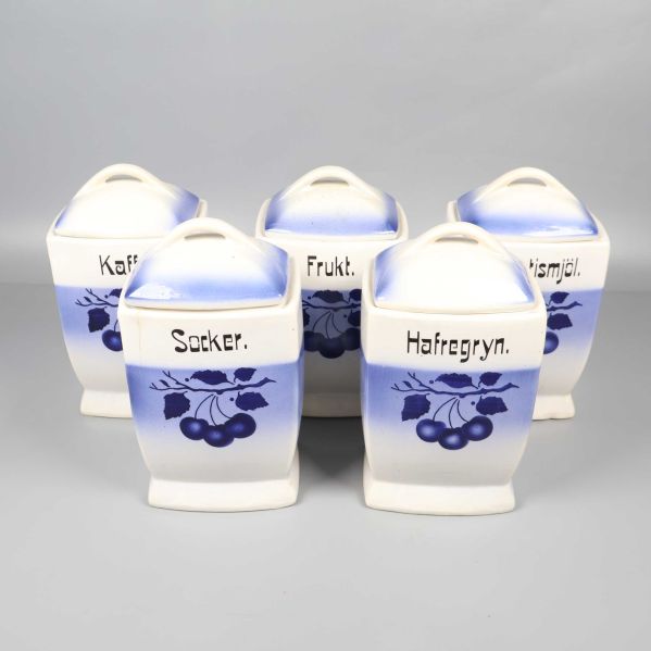 Fem blåvita burkar stående i grupp