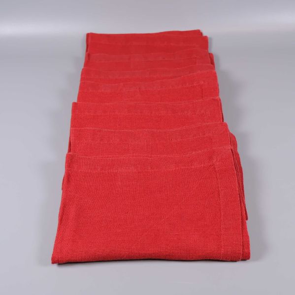 Röda servetter prydligt vikta i rad