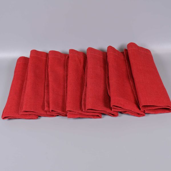 Röda servetter liggande utspritt på bordet