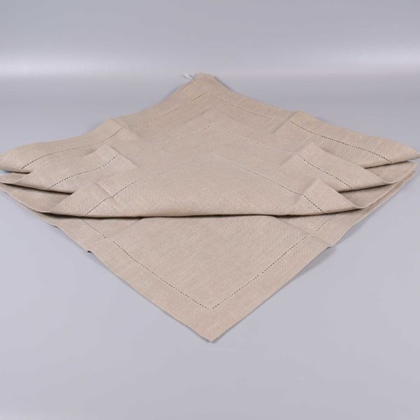 Beige servett vikt i flera lager med tydlig struktur