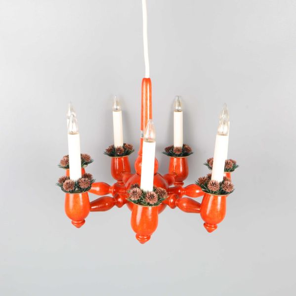 Röd takkrona i trä med sju elektriska ljus och grön dekor