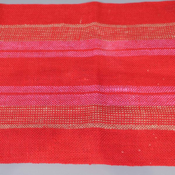 Närbild på vävad struktur och färgglada ränder i löparen