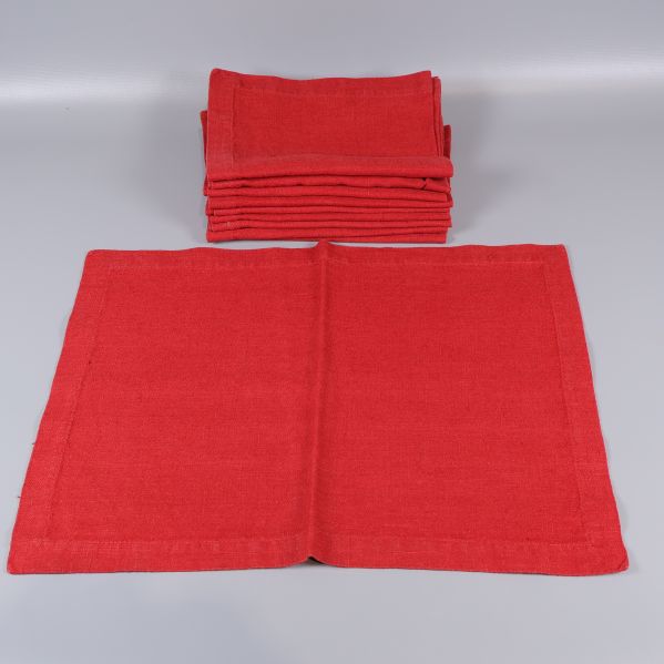 Röda tablett utlagda framför en stapel